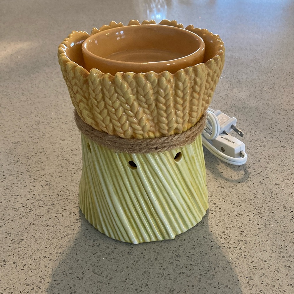 Large Scentsy Warmer “Grateful Harvest”